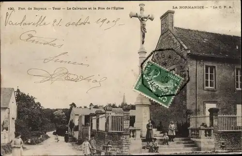 Ak Tour en Bessin Calvados, Le Calvaire et la Rue de l'Eglise