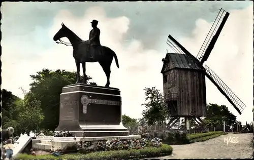 Ak Mont Cassel Nord, La Statue de Marechal Foch et le Vieux Moulin