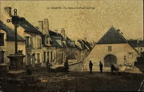 Ak La Charité Nièvre, La Halle et la Place Sainte Croix