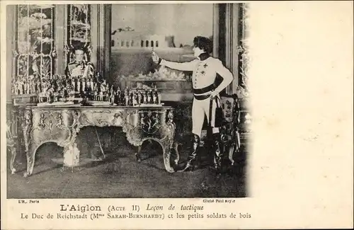 Ak L'Aiglon, Lecon de tactique, Le Duc de Reichstadt, Mme. Sarah Bernhardt