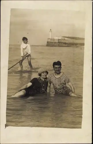 Foto Ak Paar in Bademoden am Strand