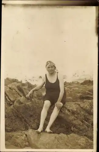 Foto Ak Frau im Badeanzug auf Felsen sitzend