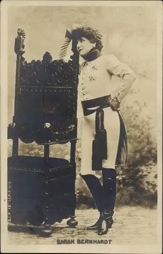 Ak Schauspielerin Sarah Bernhardt in Männerkleidung, Uniform