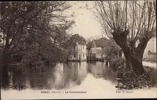 Ak Donzy Nièvre, Le Commandeur