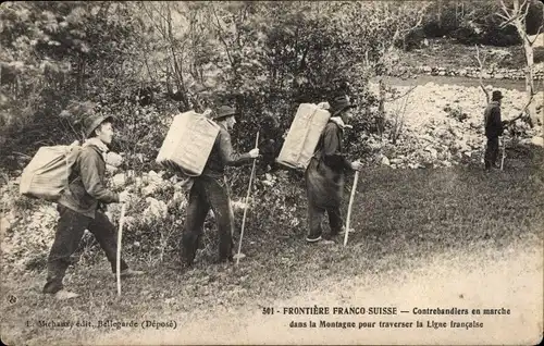 Ak Frontiere Franco Suisse, Contrebandiers en marche dans la Montagne pour traverser la Ligne..