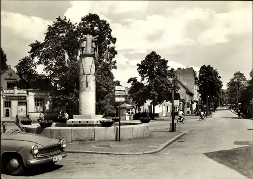 Ak Weißwasser in der Oberlausitz, Bahnhofstraße, Glasmacherbrunnen