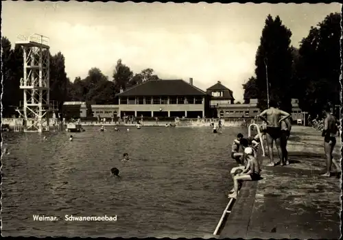 Ak Weimar in Thüringen, Schwanenseebad, Sprungturm