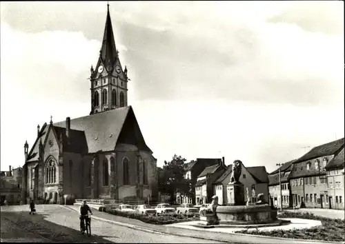 Ak Lucka im Kreis Altenburger Land, Puschkinplatz, Kirche