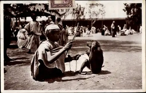 Ak Marokko, Junge und ein Affe an der Leine
