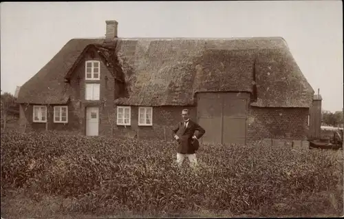 Litho Norddorf auf Amrum in Nordfriesland, Mann im Weizenfeld, Haus mit Reetdach