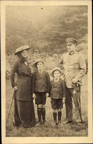 Ak Großherzog Ernst Ludwig von Hessen Darmstadt mit Gattin und Kindern, Uniform, Schirmmütze, 1915
