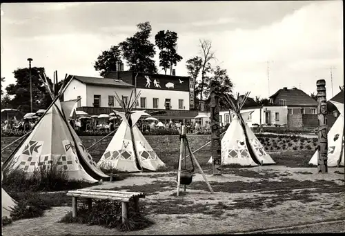 Ak Bernburg an der Saale, HO Eiscafe Bärenburg, Indianerdorf