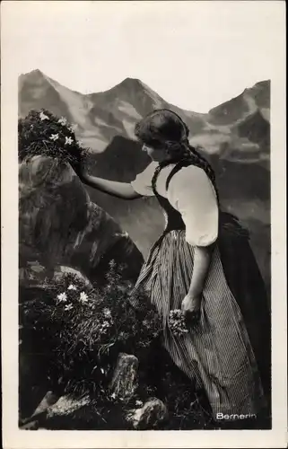 Ak Bernerin, Junge Frau in schweizerischer Tracht beim Blumenpflücken