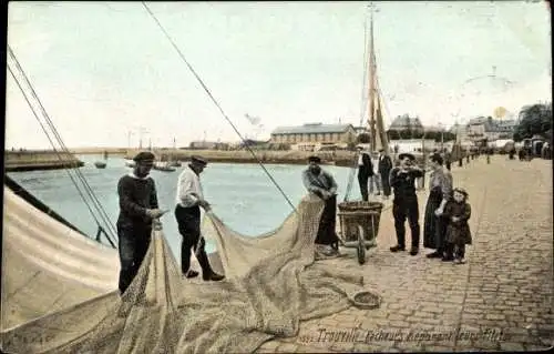 Ak Trouville Calvados, Pecheurs Reparant Leurs Filets