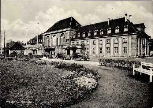 Ak Weimar in Thüringen, Bahnhof, Straßenseite, Parkanlage