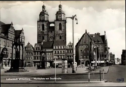 Ak Lutherstadt Wittenberg, Lutherdenkmal auf dem Markt, Stadtkirche