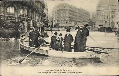 Ak Paris VIII, Gare Saint Lazare, Inondations 1910, Passage en bateau