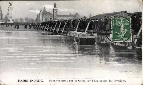 Ak Paris VII, L'Esplanade des Invalides, pont construit par le Genie, Crue de la Seine 1910
