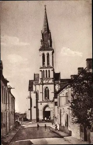 Ak Saint Aubin du Pavoil Maine et Loire, La Rue Principale et l'Eglise