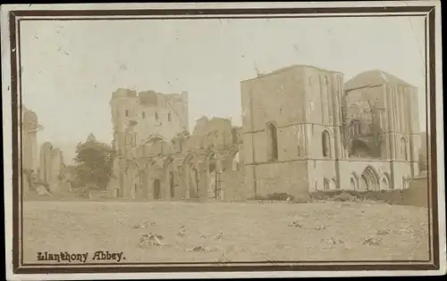 Ak Capel-y-ffin Wales, Llanthony Abbey