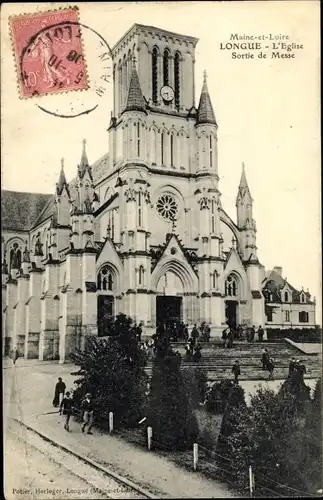 Ak Longué Maine et Loire, L'Eglise, Sortie de Messe