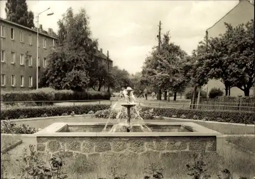 Ak Neukieritzsch in Sachsen, Blick auf einen Springbrunnen