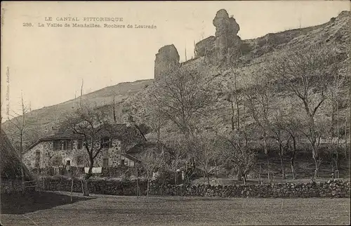 Ak Cantal Frankreich, La Vallee de Mandailles, Rochere de Lastrade