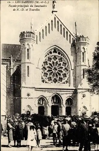 Ak Les Gardes Maine et Loire, Facade principale du Sanctuaire de Notre Dame et Tourelles