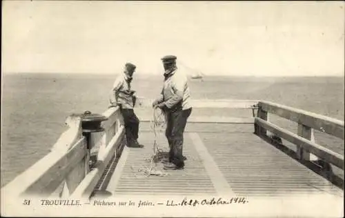 Ak Trouville Calvados, Pecheurs sur les Jetees