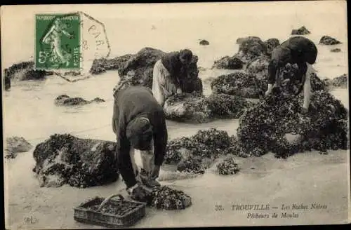 Ak Trouville Calvados, Les Roches Noires, Pecheurs de Moules