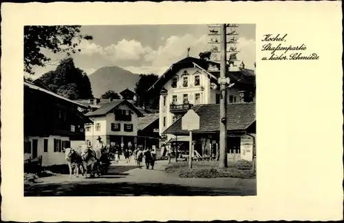 Ak Kochel am See in Oberbayern, Straßenpartie, historische Schmiede