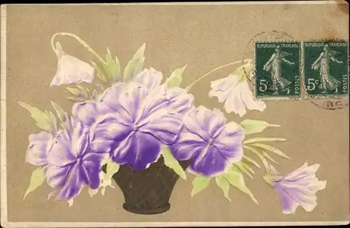 Präge Ak Blumen in einem Korb, lila Blüten