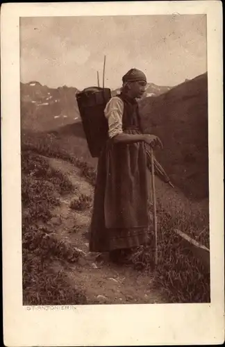 Ak Volksleben im Graubünden, Frau trägt auf dem Rücken ein Korb