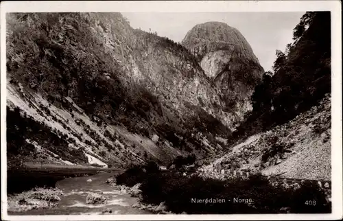 Ak Naerodalen Norwegen, Berghang, Fluss