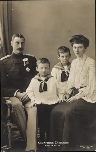 Ak Kronprinz Christian von Dänemark mit Familie