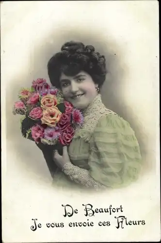 Ak Beaufort Maine et Loire, Junge Frau mit Blumenstrauß, Portrait
