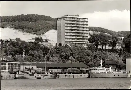 Ak Sassnitz auf Rügen, Blick vom Hafen zum Rügen Hotel