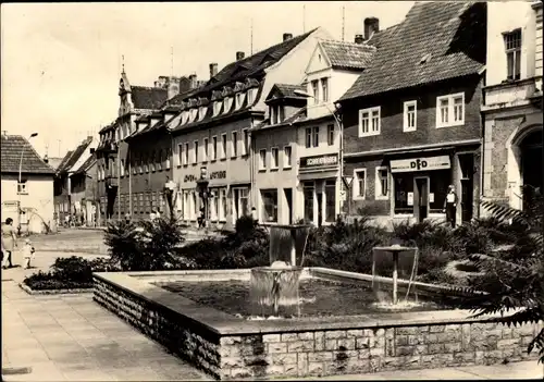 Ak Artern an der Unstrut, Ernst Thälmann Straße, Brunnen, Geschäfte