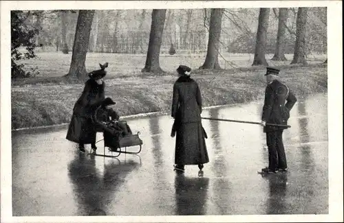 Ak Königin Wilhelmina der Niederlande, Prinzessin Juliana, Eislaufen, Schlittschuhe