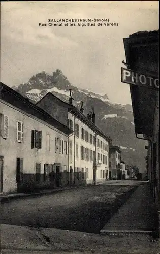 Ak Sallanches Haute Savoie, Rue Chenal et les Aiguilles de Varens