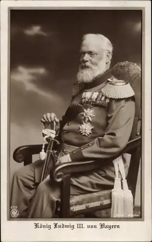 Ak König Ludwig III. von Bayern, Sitzportrait, Uniform, Orden, Säbel