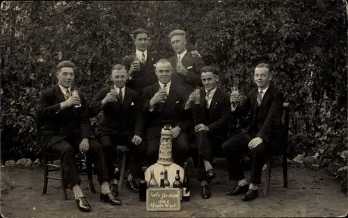 Foto Ak Männer in Anzügen fordern das Alkoholverbot, Paragraph 11, Gruppenbild