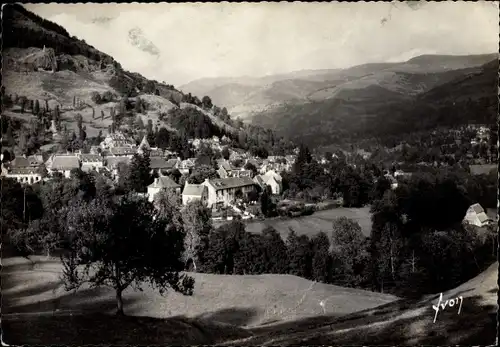 Ak Vic sur Cère Cantal, Village de Thiezac, au lain plomb du Cantal