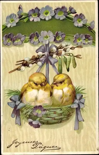 Präge Ak Glückwunsch Ostern, Küken in einem Korb, Weidenkätzchen, Blumen
