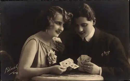 Ak Liebespaar beim Kartenspielen