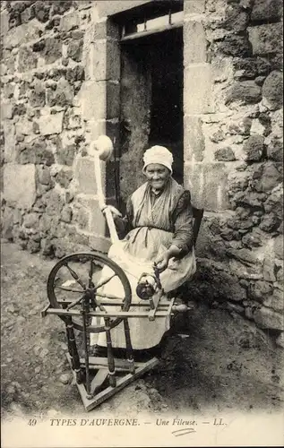 Ak Types d'Auvergne, Une Fileuse, Spinnrad