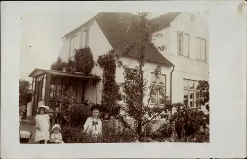 Foto Ak Aabenraa Apenrade Dänemark, Haus mit Garten, Kinder