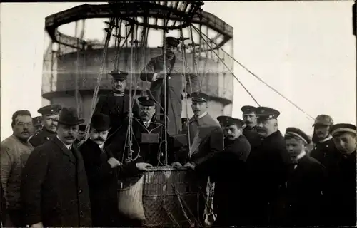 Foto Ak Männer in der Gondel eines Heißluftballons, Gasometer