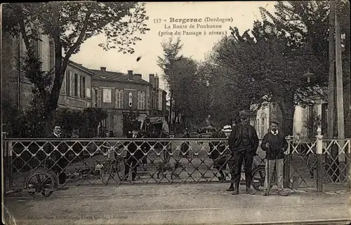 Ak Bergerac Dordogne, La Route de Ponbonne, Passage a niveau