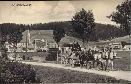 Ak Schönwald im Schwarzwald, Totalansicht der Stadt, Kutsche, Kirche